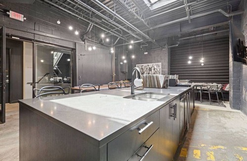 Midtown - Westport Apartment | Muffin Suite · ★Urban Hideout★King BD★6min↣KU Med Center★