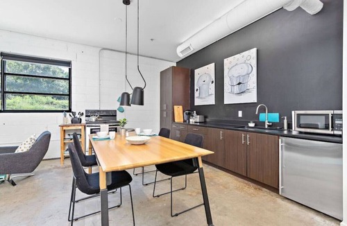 Midtown - Westport Apartment | Muffin Suite · ★Urban Hideout★King BD★6min↣KU Med Center★