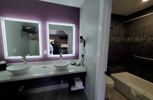 Martinez Hotel | Muir Lodge Motel