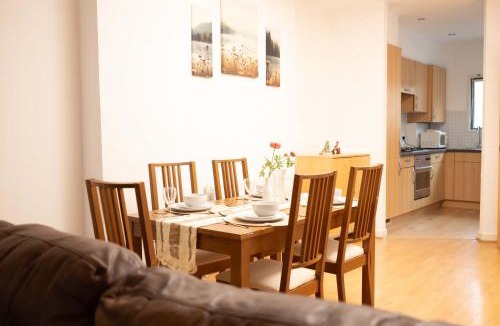 Pollokshields Apartment | Muirhouse 2BR Apartment with Free Parking