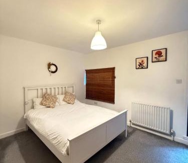 Pollokshields Apartment | Muirhouse 2BR Apartment with Free Parking