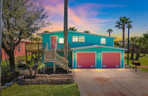San Leon House | Multi-family Property with Private Pool, Large Yard and Steps From the Bay