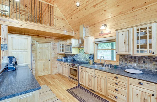 Burnsville Cabin | Multi-Level Deck, Views! 4-Season Burnsville Base