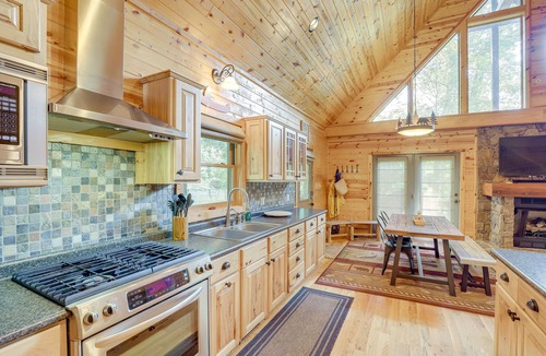 Burnsville Cabin | Multi-Level Deck, Views! 4-Season Burnsville Base