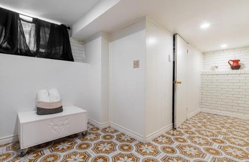 Mississauga Apartment | Multi-level home near Squareone, Airport, 3Parking