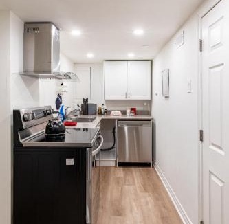 Mississauga Apartment | Multi-level home near Squareone, Airport, 3Parking