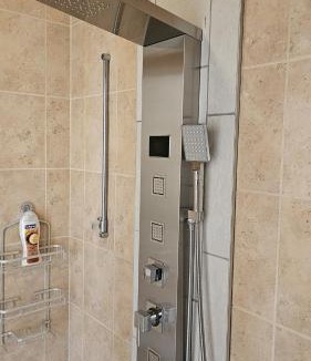 Mississauga Apartment | Multi-level home near Squareone, Airport, 3Parking