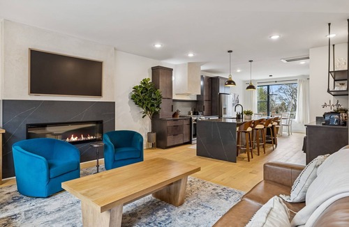 Hurwood Heights Apartment | Multi-level home with hot tub and rooftop views