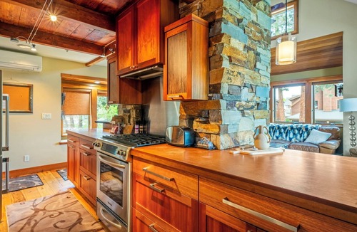 Sisters Apartment | Multi Level Retreat w/3 bedrooms