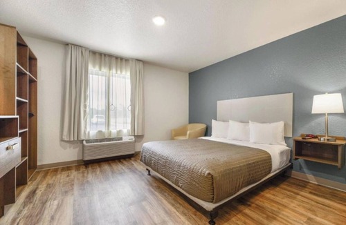 Newnan Hotel | Multiple Suites w/Kitchen | Onsite Gym & Laundry