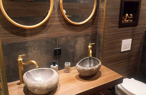 Charleval Bed & Breakfast | Multiverse Suite: The Immersive Experience