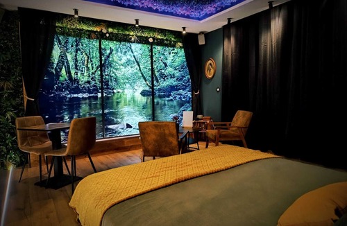 Charleval Bed & Breakfast | Multiverse Suite: The Immersive Experience