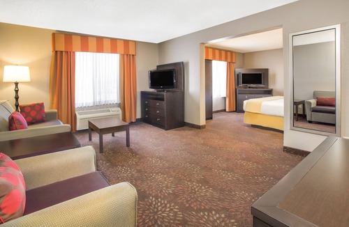 Muncie Hotel | Muncie Place Hotel & Suites