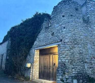 Nemours House | Muraille du château avec jacuzzi