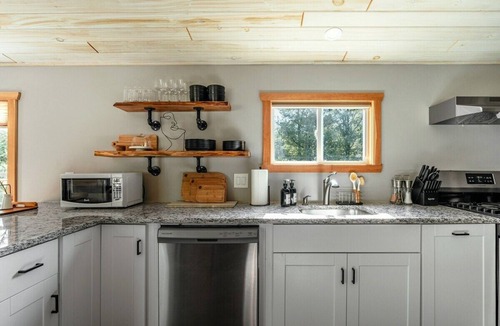 Narrowsburg Cabin | Mural Art Cabin With Pond And Hot Tub