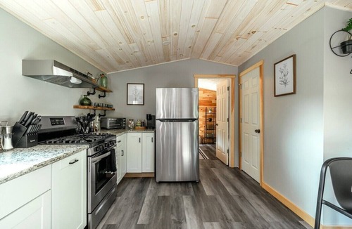 Narrowsburg Cabin | Mural Art Cabin With Pond And Hot Tub