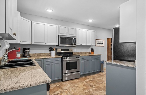 Bentonville House | Mural House B: Private Hot Tub> On The Trails> Fire Pit> EV Charger
