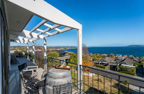 Hilltop House | Muritai - Size! Location! Views!