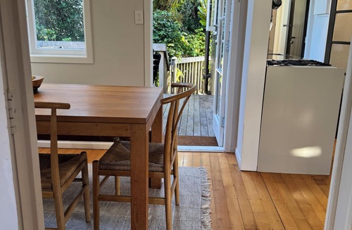 Muriwai Cottage | Muriwai Beachstays - Pango Cottage