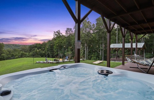 Unaka House | Murphy Cabin w/Hot Tub, Fire Pit & Mountain Views