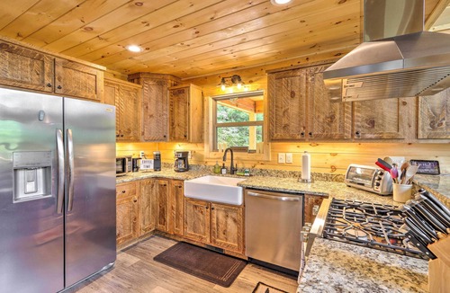 Unaka Cabin | Murphy Mtn Retreat: Wraparound Deck & Hot Tub