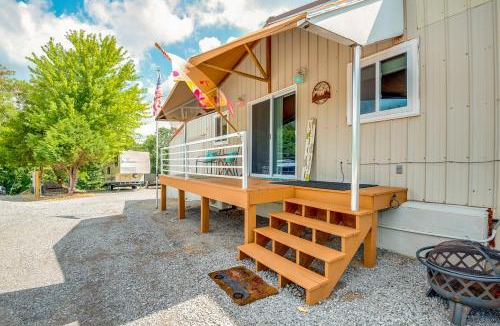 Murphysboro Apartment | Murphysboro Retreat w/Deck Near Kinkaid Lake!