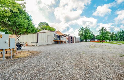 Murphysboro Apartment | Murphysboro Retreat w/Deck Near Kinkaid Lake!