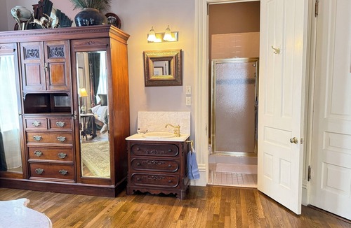 East of Broadway Bed & Breakfast | Murray Suite | The Empress of Little Rock
