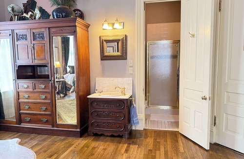 East of Broadway Bed & Breakfast | Murray Suite | The Empress of Little Rock
