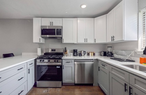 MacGregor Apartment | Museums Cozy Med Center Apt | BBQ Fire Pit Games
