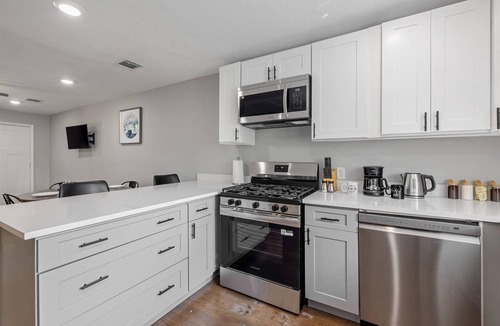 MacGregor Apartment | Museums Cozy Med Center Apt | BBQ Fire Pit Games