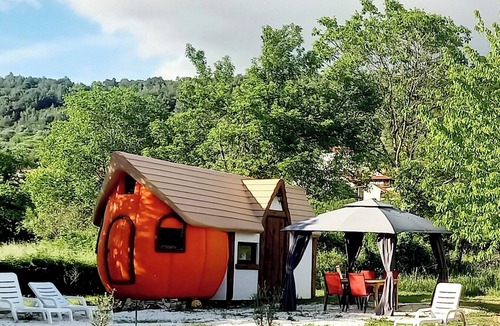 Skradin Cottage | Mushroom house - Sleeps 4 - Pets Ok - Parking