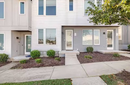 Katie Hill Neighborhood House | Music City 10 Min to Down Town Rooftop Views
