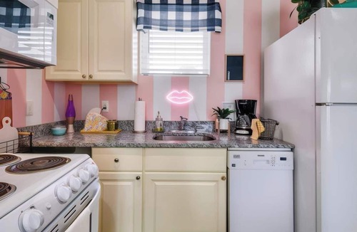 Maxwell Apartment | Music City July 4 modern kitchen, 4K TV, fast Wi-Fi near Nissan Stadium