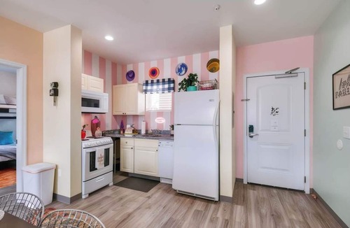 Maxwell Apartment | Music City July 4 modern kitchen, 4K TV, fast Wi-Fi near Nissan Stadium