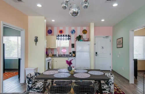 Maxwell Apartment | Music City July 4 modern kitchen, 4K TV, fast Wi-Fi near Nissan Stadium
