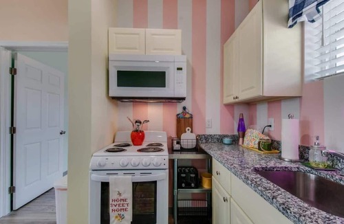 Maxwell Apartment | Music City July 4 modern kitchen, 4K TV, fast Wi-Fi near Nissan Stadium