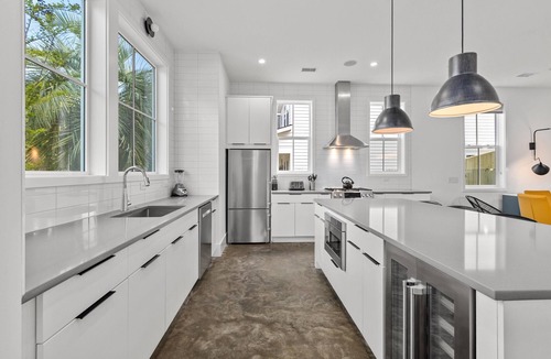 Mount Pleasant House | Music Manor-3-King Beds-Pool-Mins To Beach & DT