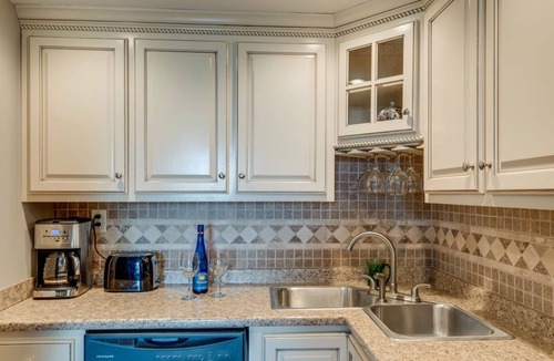 Edgehill Condo | Music Row Condo in Spence Manor/Guitar Shaped Pool