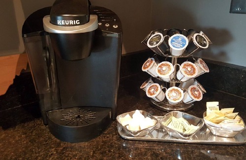 Nashville Condo | Music Row condo - NASHVEGAS! Guitar Swimming Pool. Cool-Comfortable-Modern!