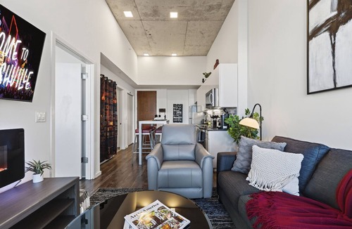 Music Row Apartment | Music Row Penthouse-Great Skyline view -Music Vibe