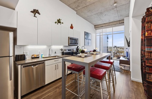 Music Row Apartment | Music Row Penthouse-Great Skyline view -Music Vibe