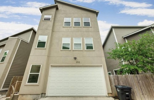 Greater East End House | 🎵Musical Getaway in East Downtown |Luxury Townhome