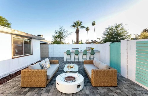 Tempe House | MUSICAL HAVEN|KARAOKE STAGE|JUKEBOX|INSTRUMENTS+!