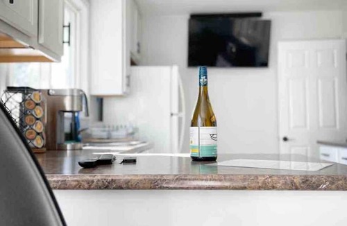 Dartmouth House | Musician's East Coast Bungalow - 10 mins to Downtown