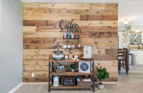 Muskogee House | Muskogee Guest FavoriteHuge YardCoffee Bar!
