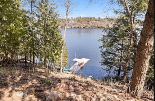 Gravenhurst House | Muskoka Charm Beautiful four bedroom cottage