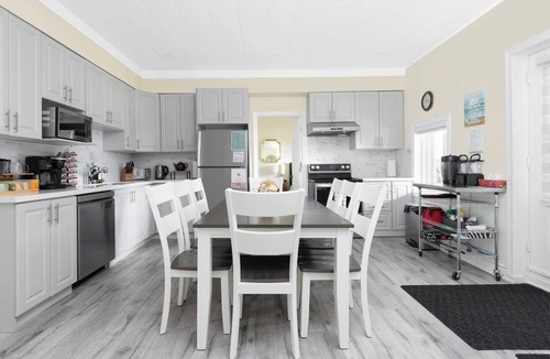 Bracebridge Cottage | Muskoka Gem: 8pp/fireplaces/canoe/kayaks