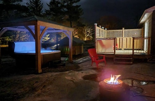 Honey Harbour Cottage | Muskoka Honey Harbour Getaway with Hot Tub!