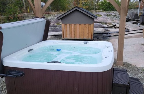 Honey Harbour Cottage | Muskoka Honey Harbour Getaway with Hot Tub!